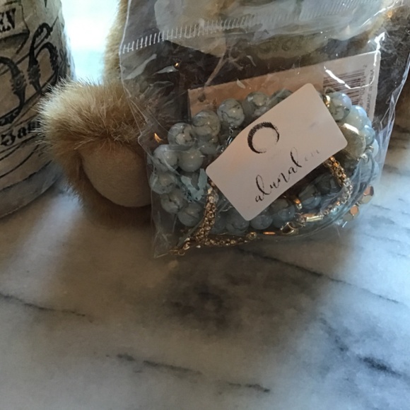 2xHP๐Boutique Howlite set of 4 beaded bracโฆ - Picture 7 of 9